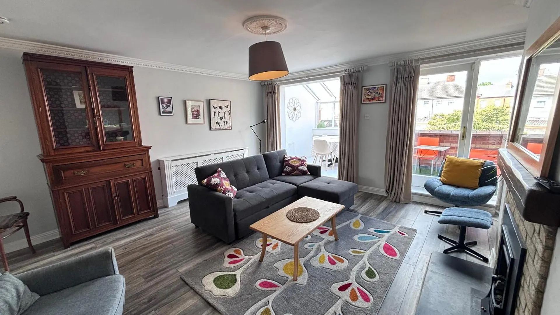 Central, Comfortable And Spacious 4 Bed Duplex contacts